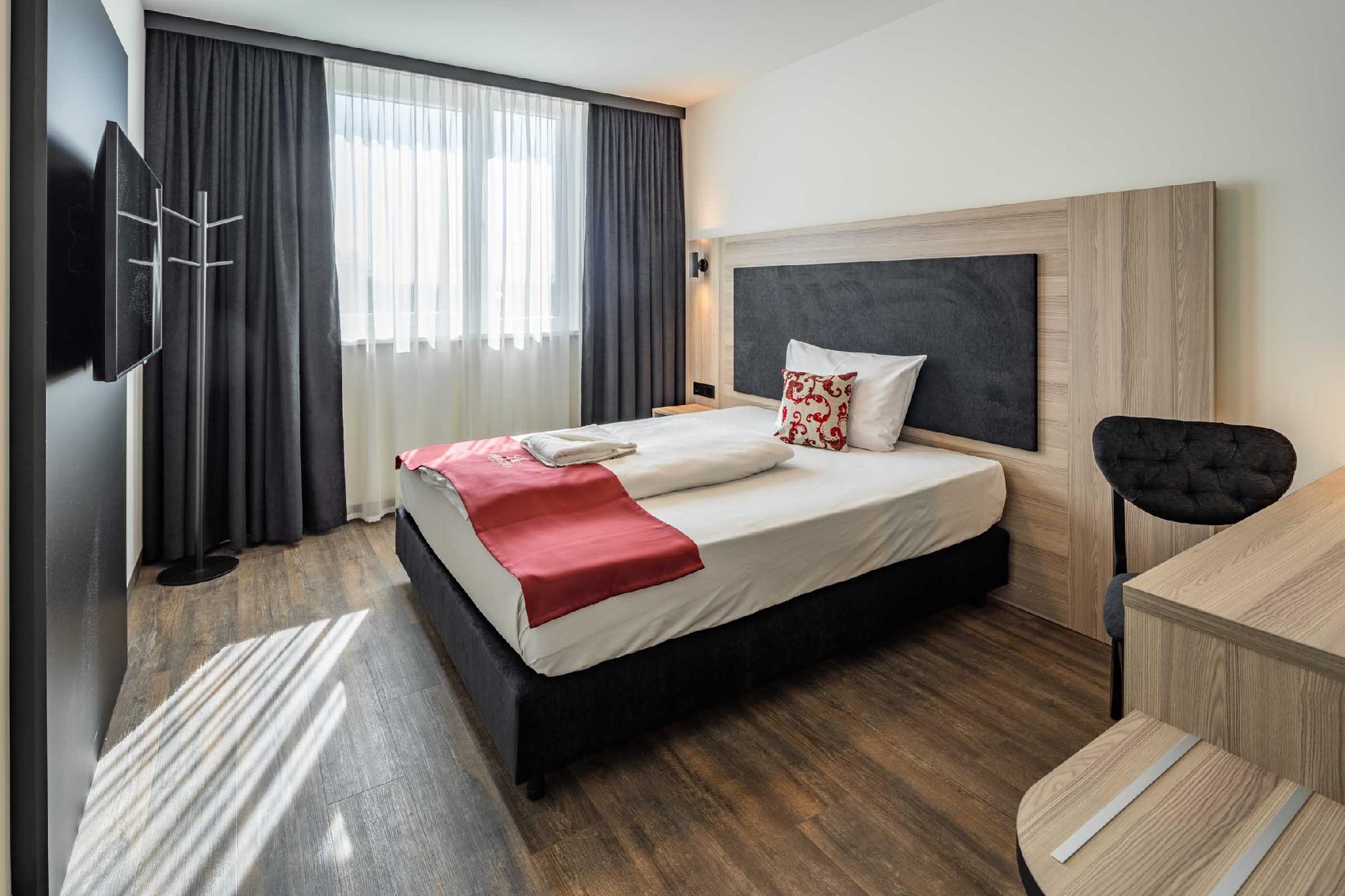 Standard, Queen Bed