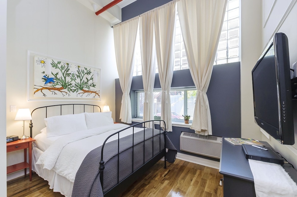 PREMIUM, SUITE, QUEEN BED, SOFA