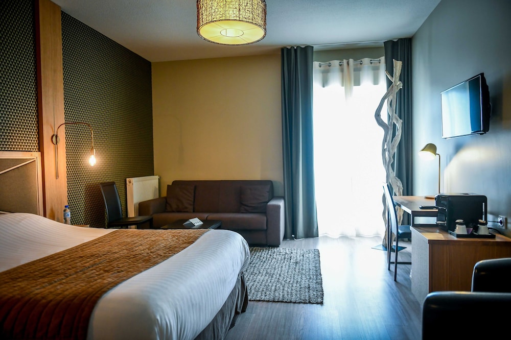 Pavilion, Superior, Queen Bed, Sofa