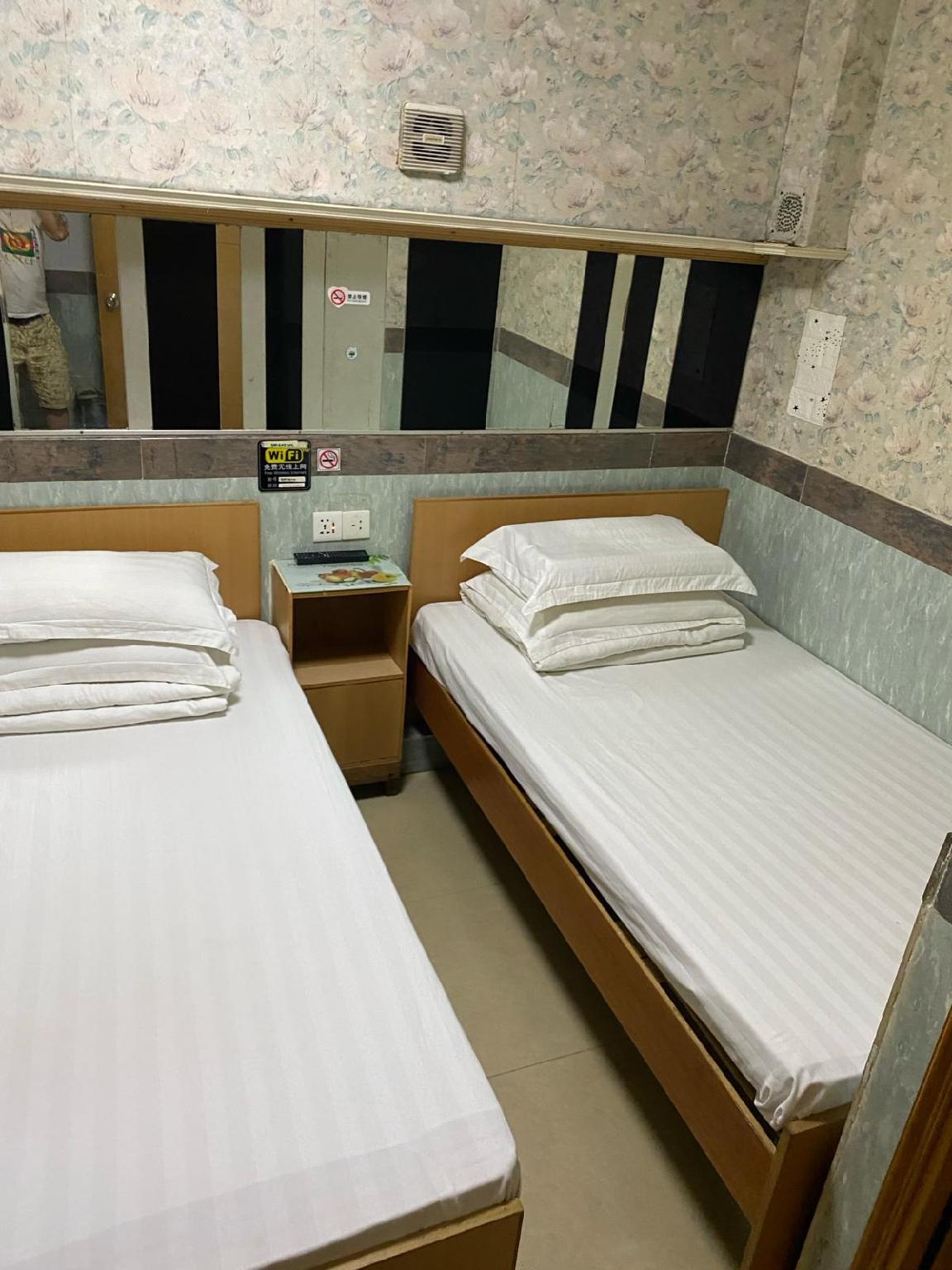 Room, Quadruple, No Window