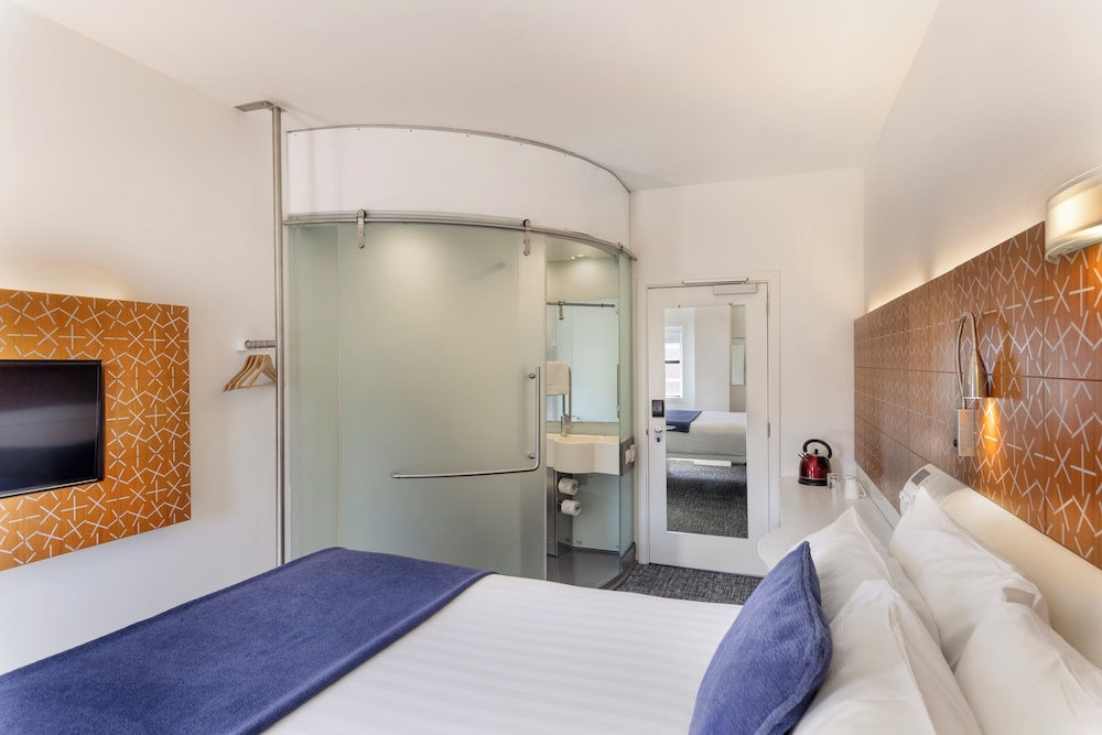 STANDARD, QUEEN BED