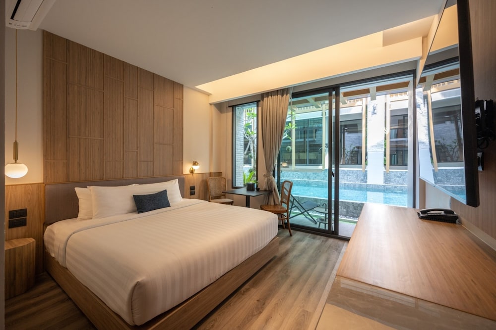 Deluxe, King Bed, Pool Access