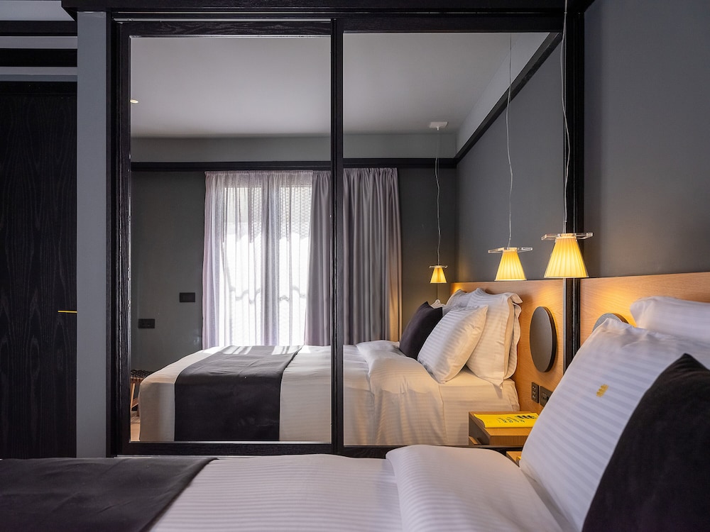 Experience, Suite, Queen Bed, 2 Sofa