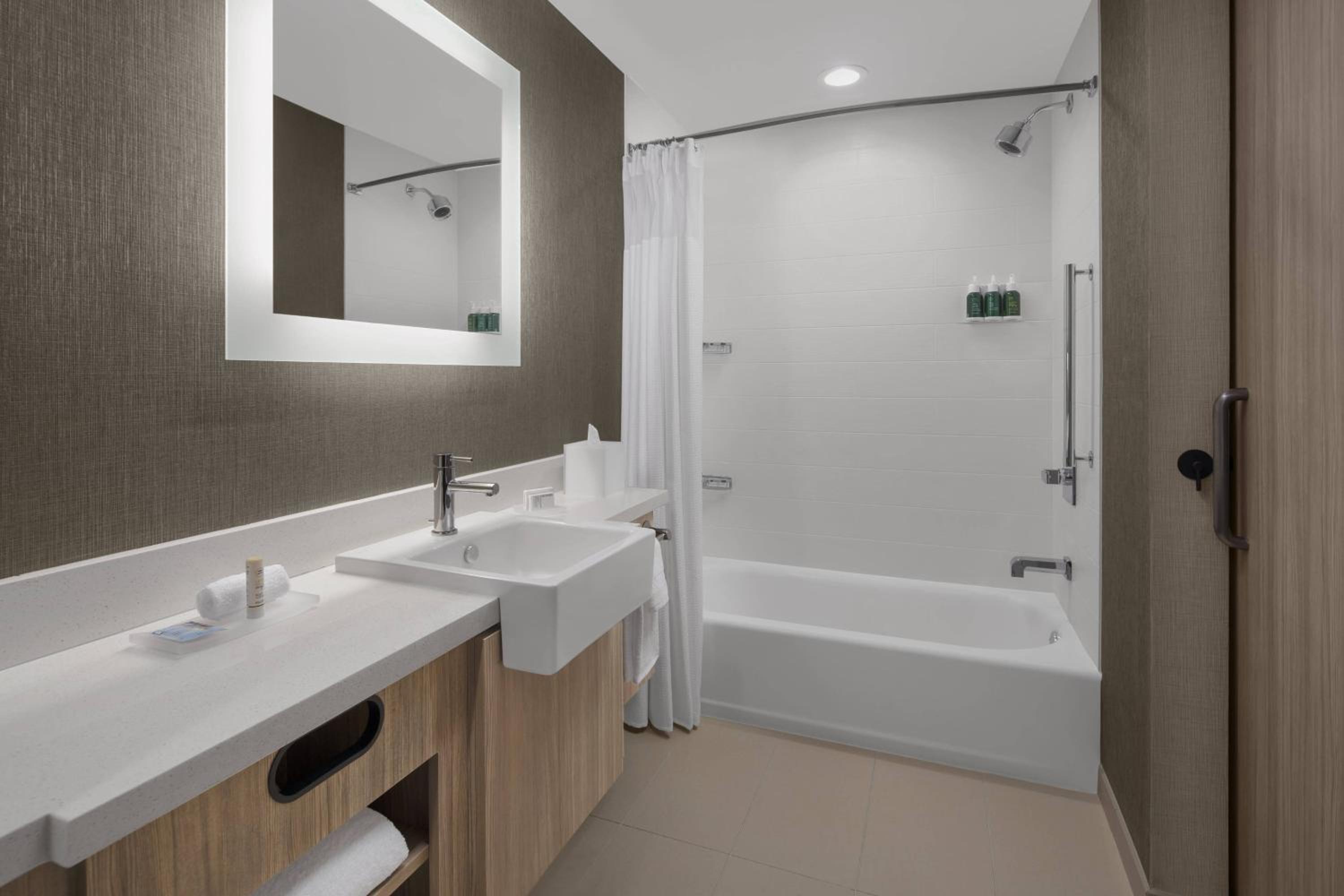 جناح بسرير كينج مع سرير سحّاب إضافي بحوض استحمام لذوي الإعاقة، SpringHill Suites by Marriott Tuckahoe Westchester County 8/10