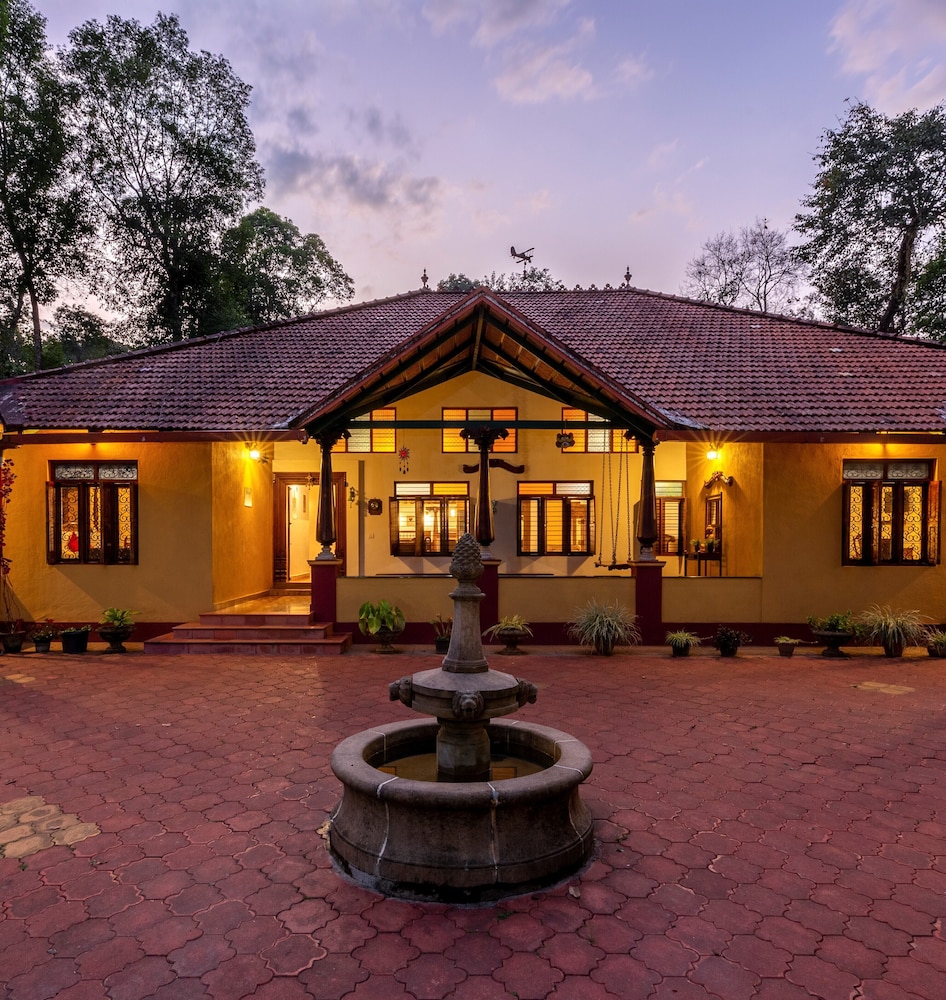 Ama Stays And Trails Rare Earth Estate 4/57