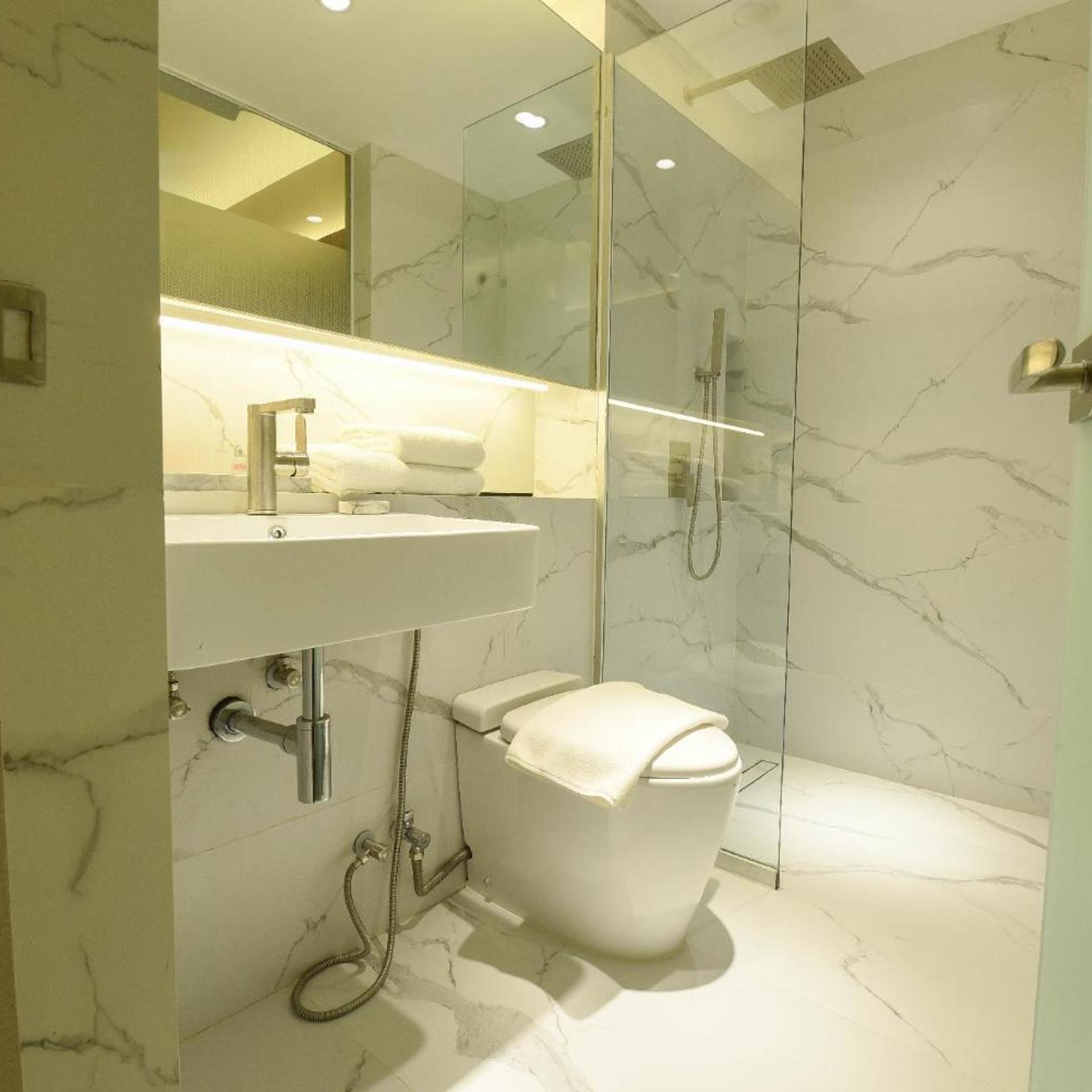 Standard, Single Bed, Queen Bed, No Window، Red Hotel Cubao 8/10