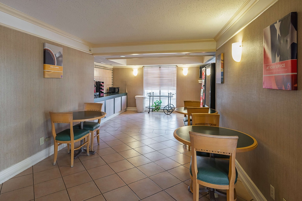 Motel6 Grand Prairie, TX - Interstate 30 41/51
