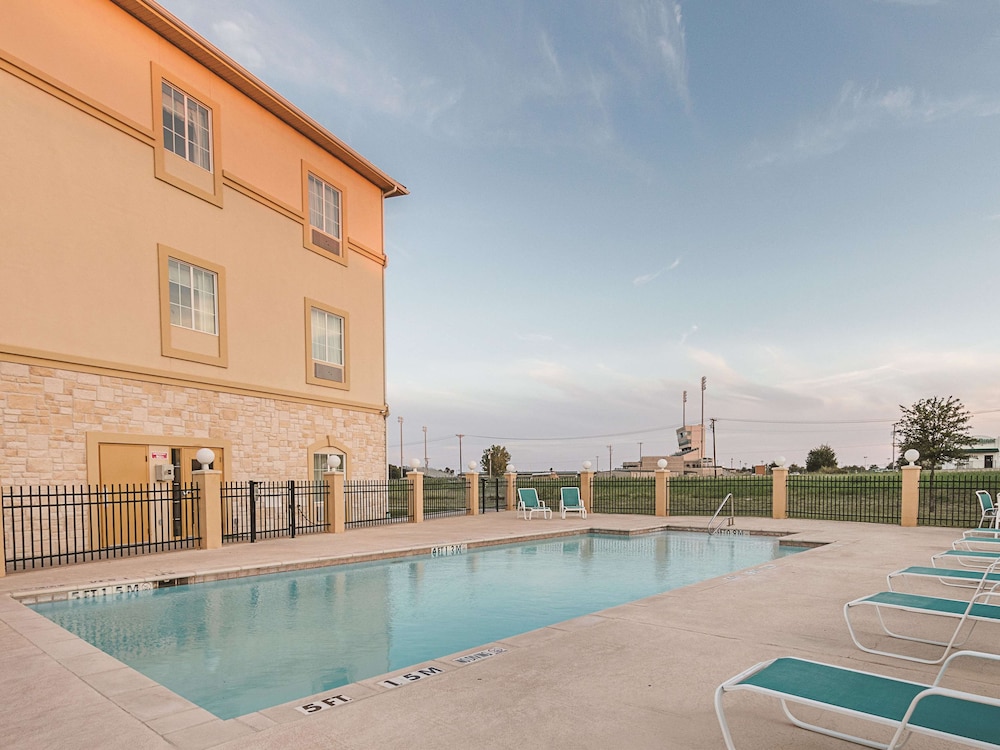 La Quinta Inn And Suites By Wyndham Waxahachie 4/40