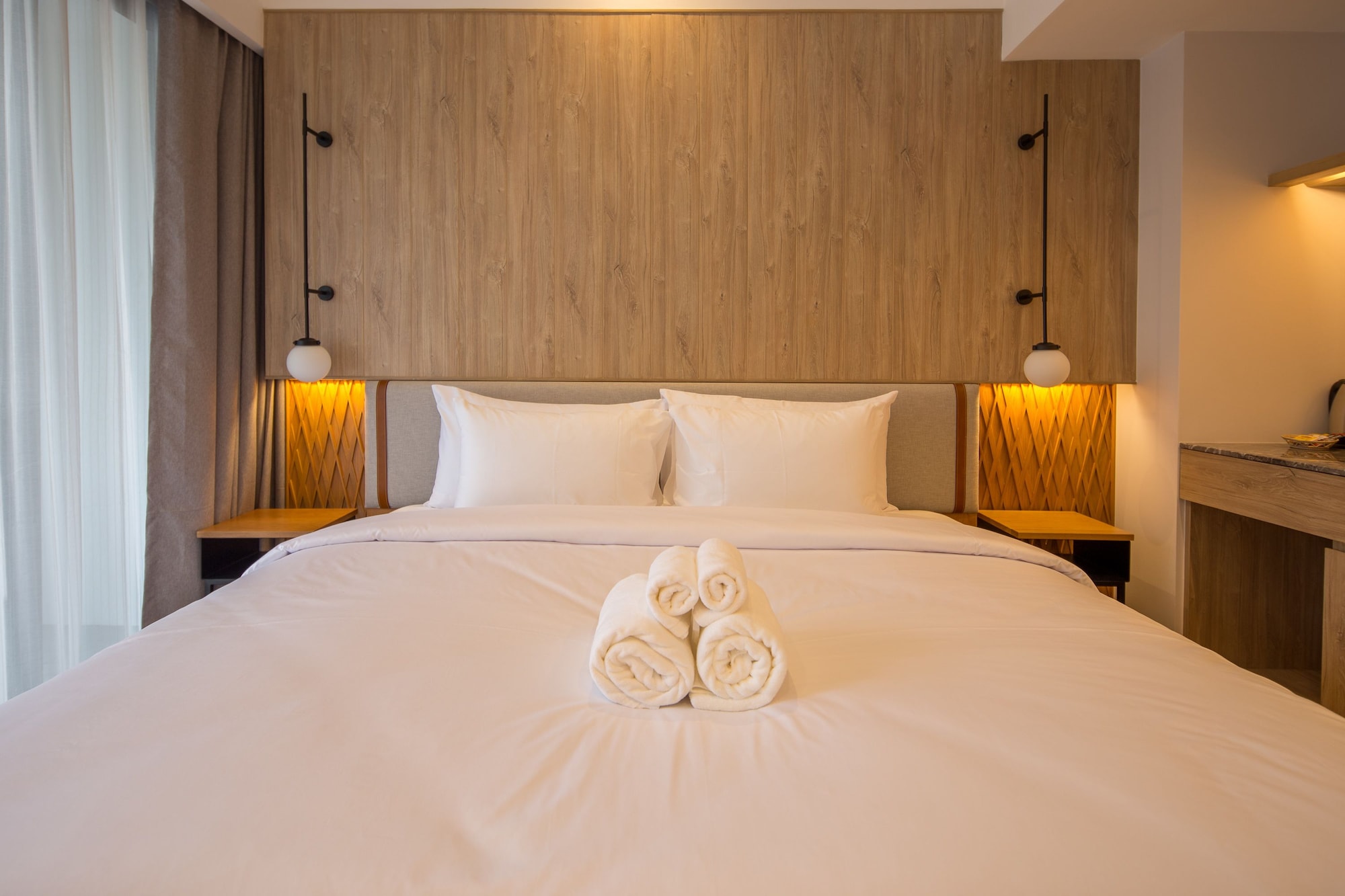 DELUXE, KING BED, BALCONY