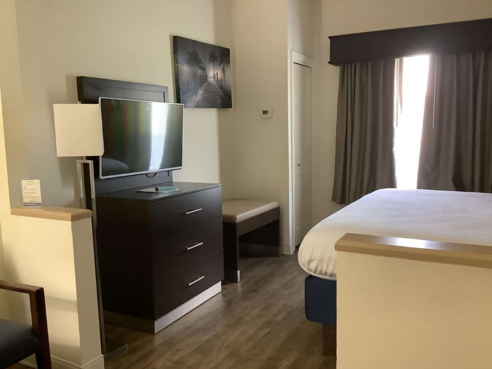 Best Western Plus Madison Inn 16/53