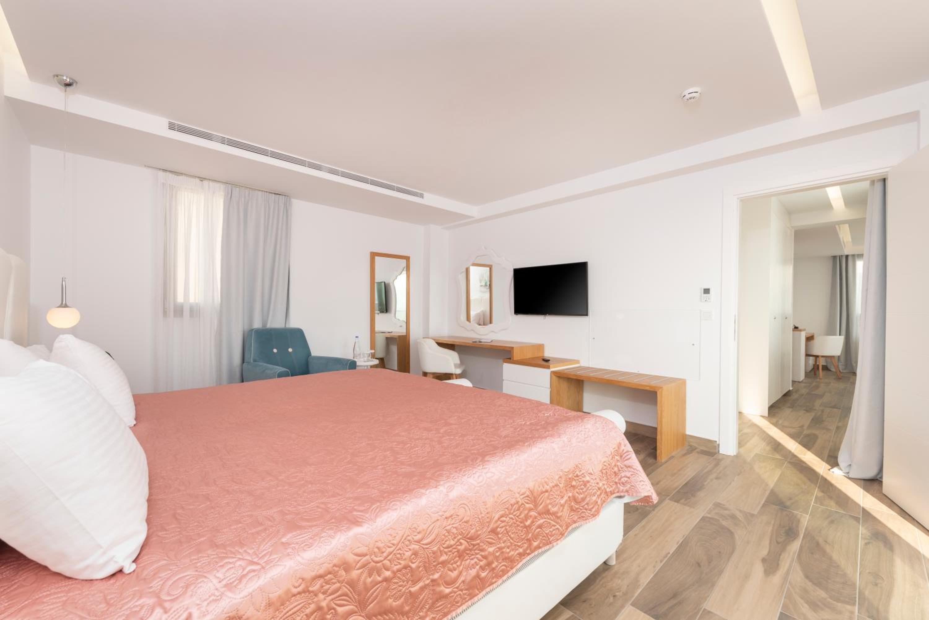 SUPERIOR, SUITE, SEA VIEW, JETTED TUB