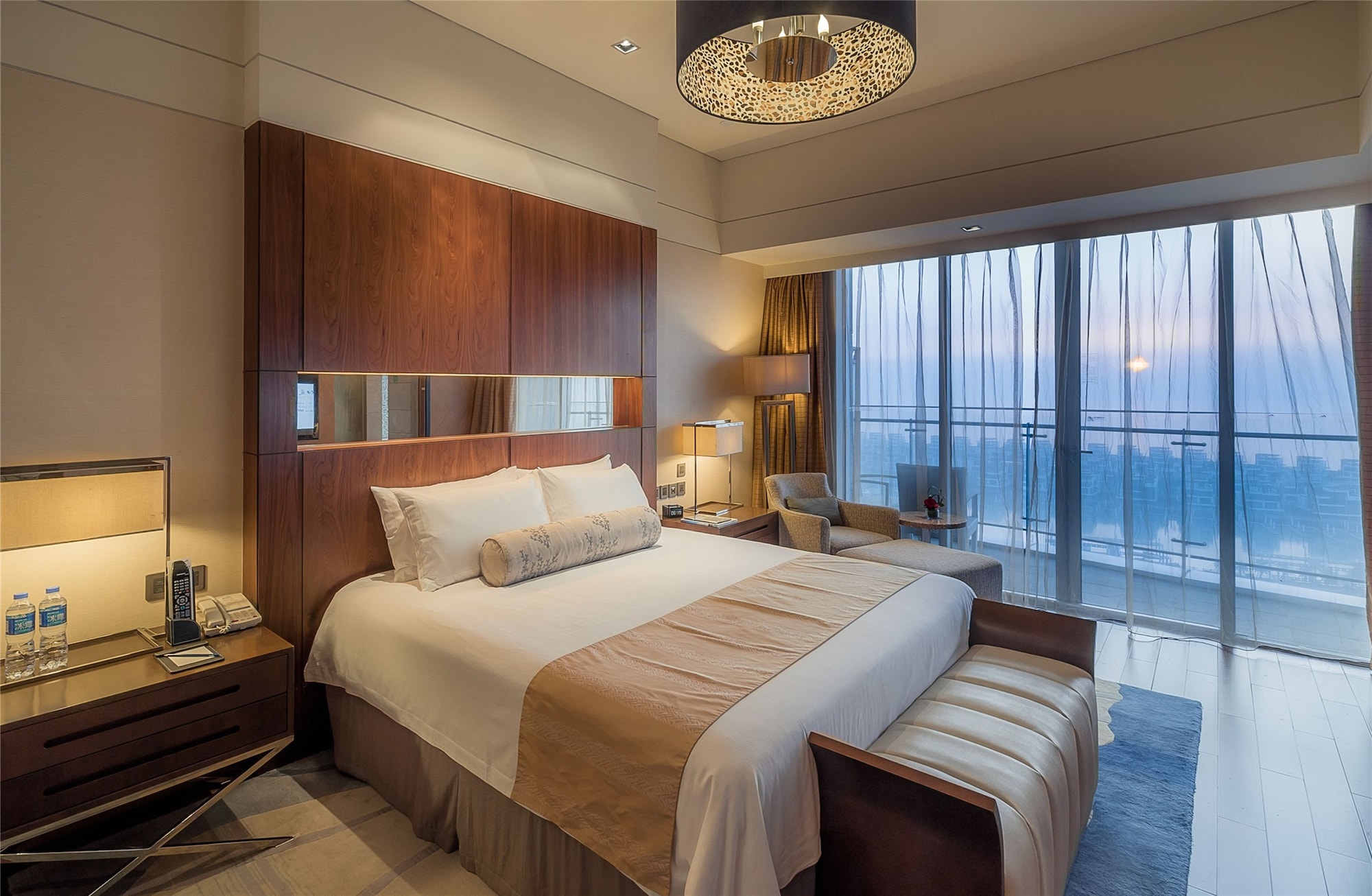 Deluxe Seaview Queen Room 3/4