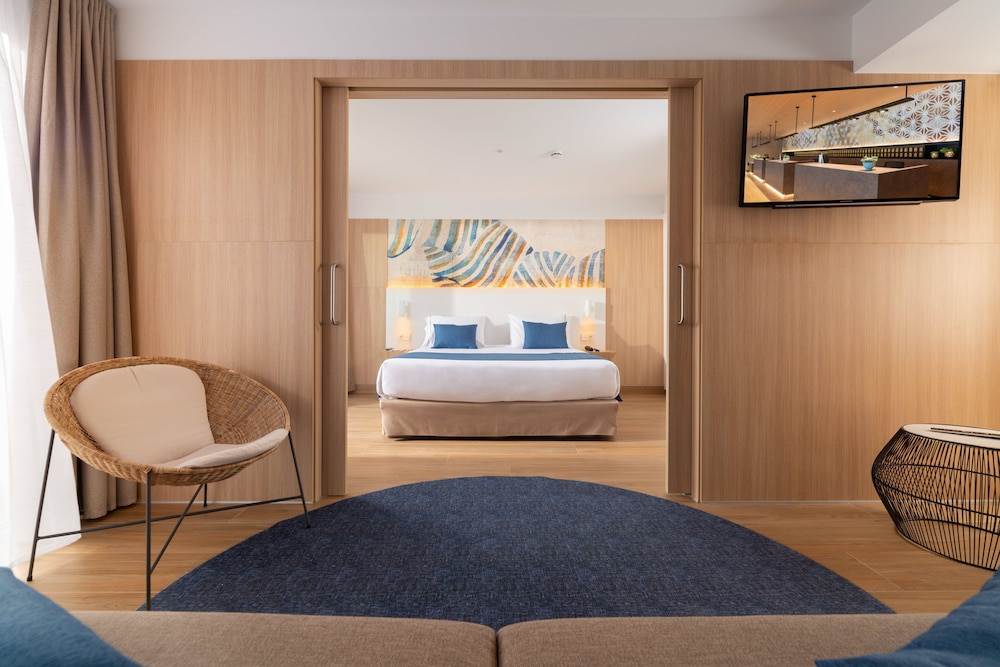 L Azure Hotel 41/64