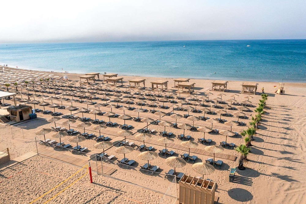 Liu Resorts 67/72