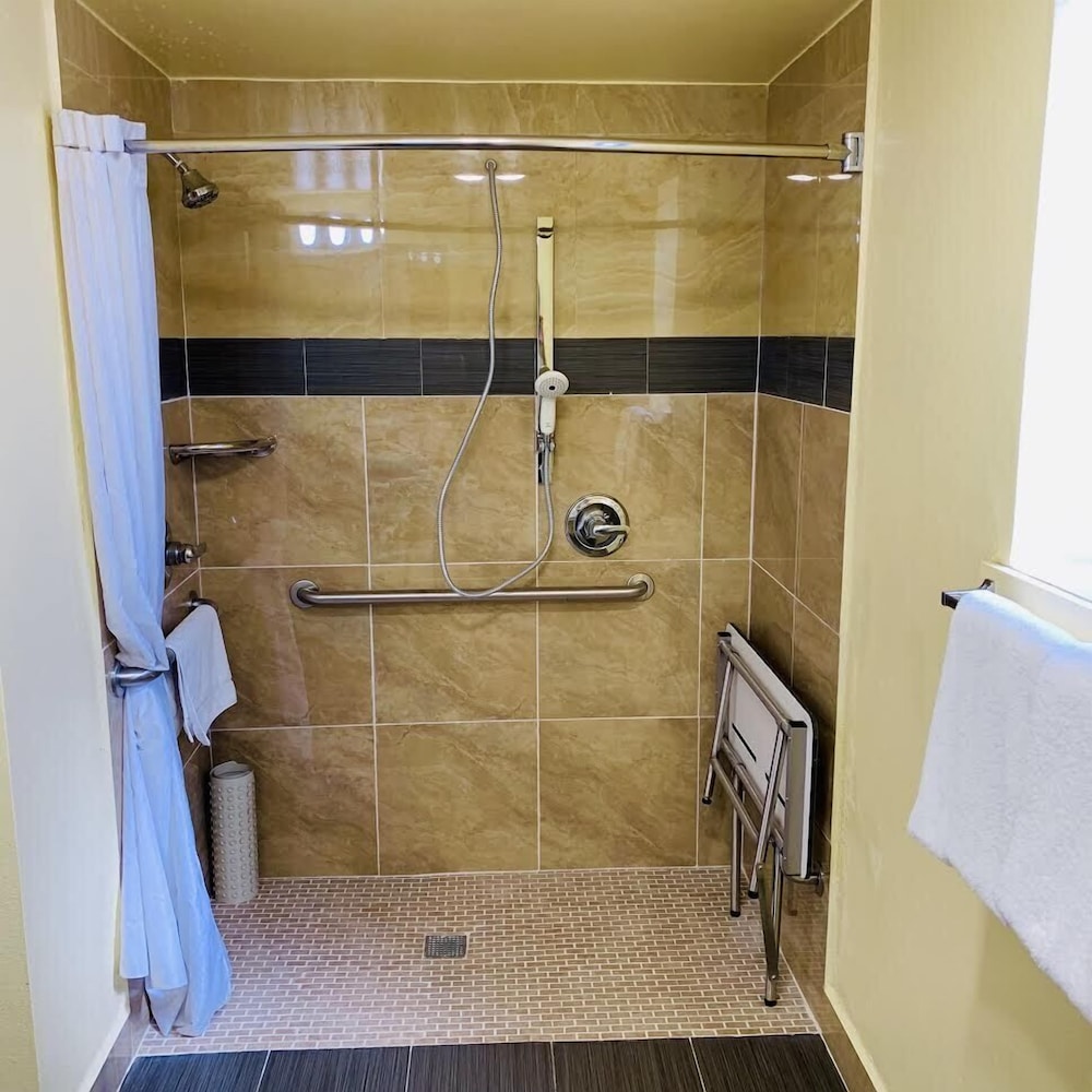 Econo Lodge 23/33