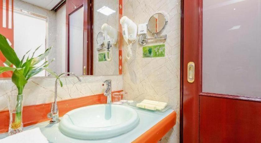 Hualian Hotel 40/50
