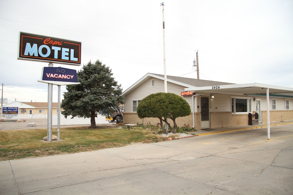 Capri Motel 7/52