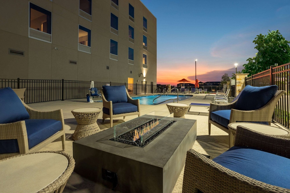 La Quinta Inn & Suites by Wyndham Pflugerville 18/28