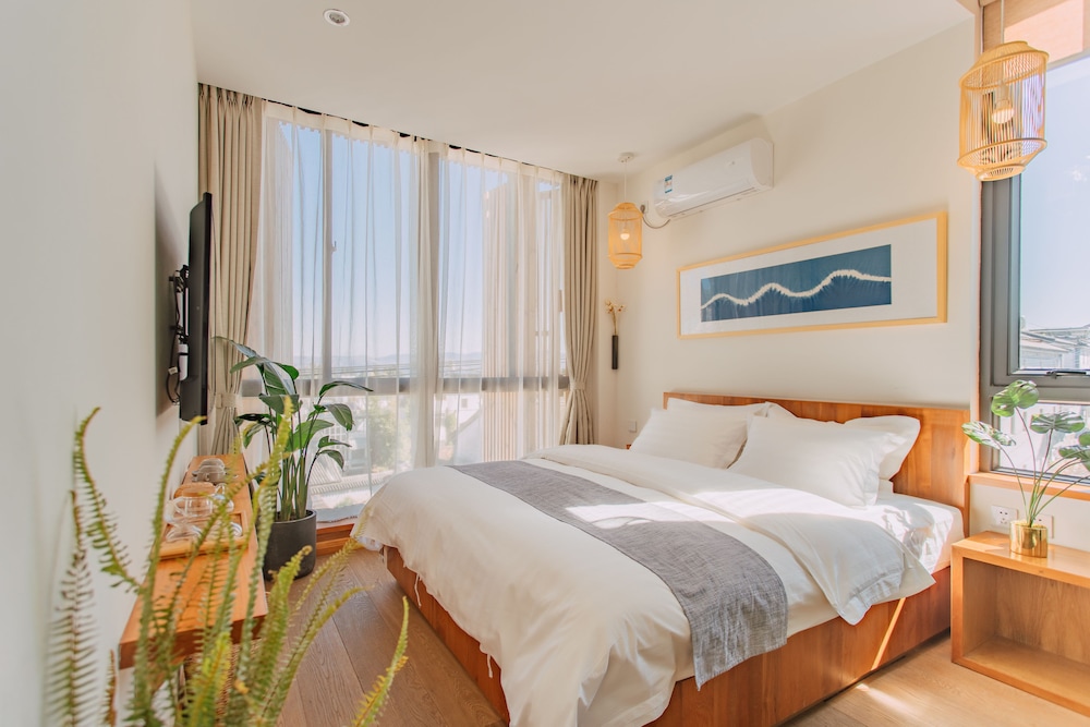 2 Panoramic, Courtyard, King Bed