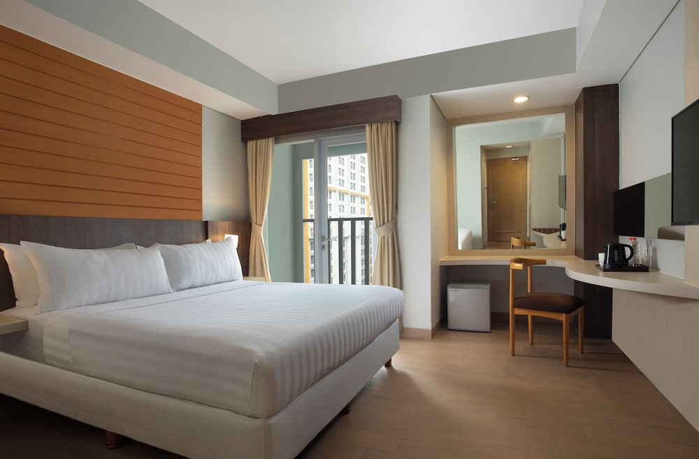 BUSINESS, QUEEN BED
