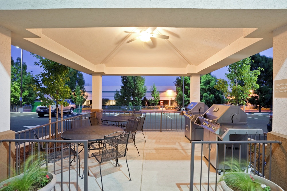 Candlewood Suites 34/48