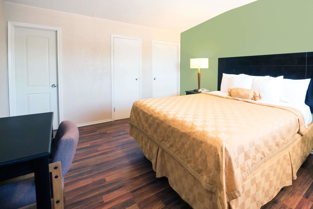 Executive Inn and Kitchenette Suites 16/34