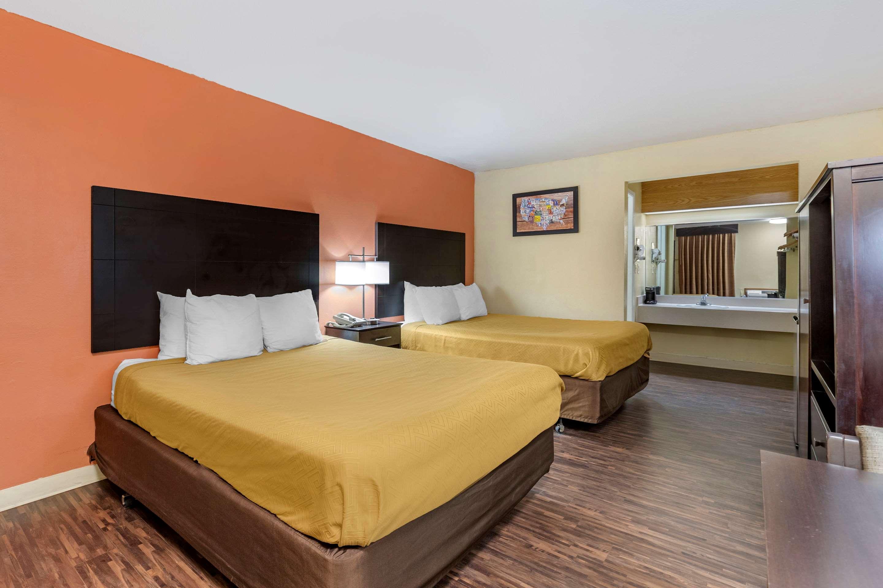 Econo Lodge Urbandale-Northwest Des Moines 5/18