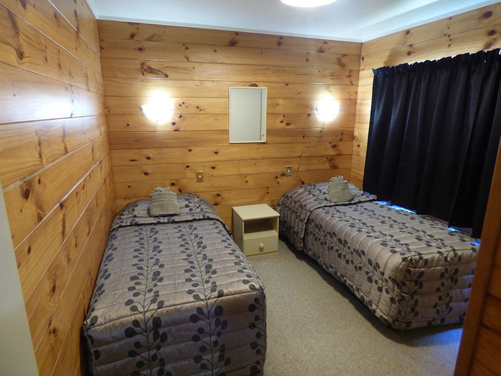 CEDARWOOD LAKESIDE MOTEL AND CONFERENCE VENUE 3/75
