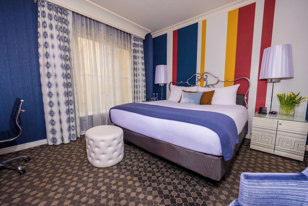 DELUXE, KING BED