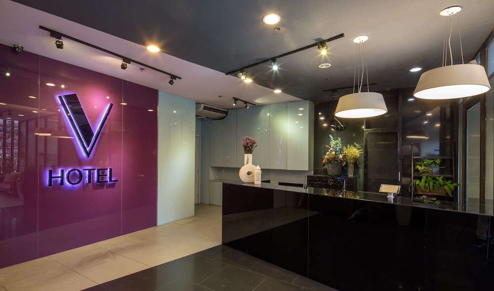 V Hotel 8/35