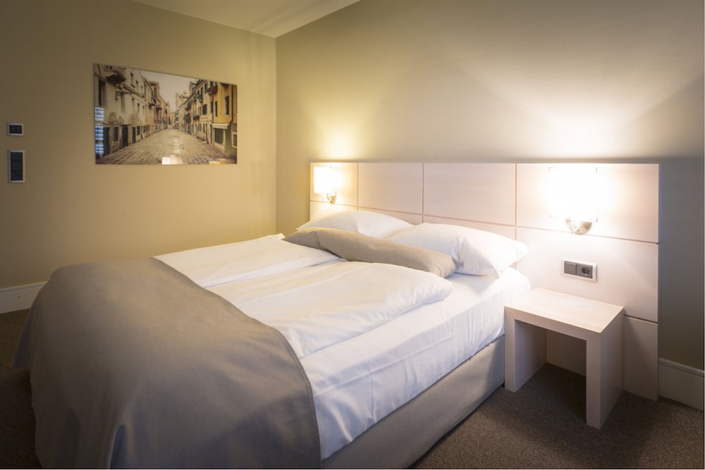 ALTERA HOTEL 5/33