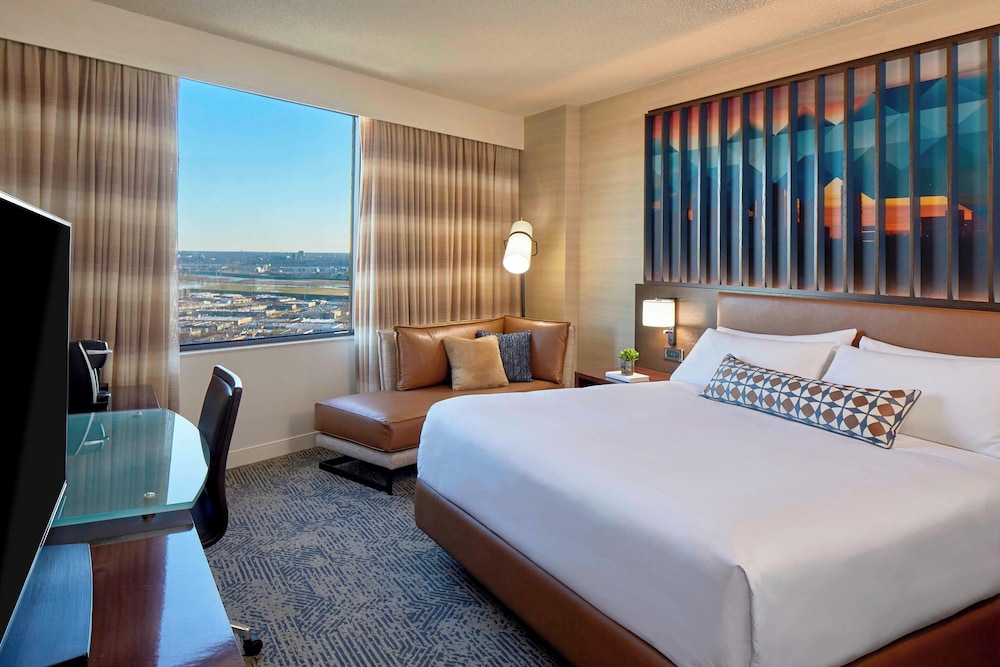 1 Bedroom, Suite, King Bed, City View, Sofa, Club Lounge Access, High Floor