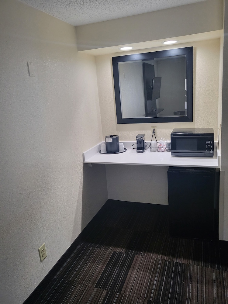 Club Hotel Nashville Inn Suites 58/67