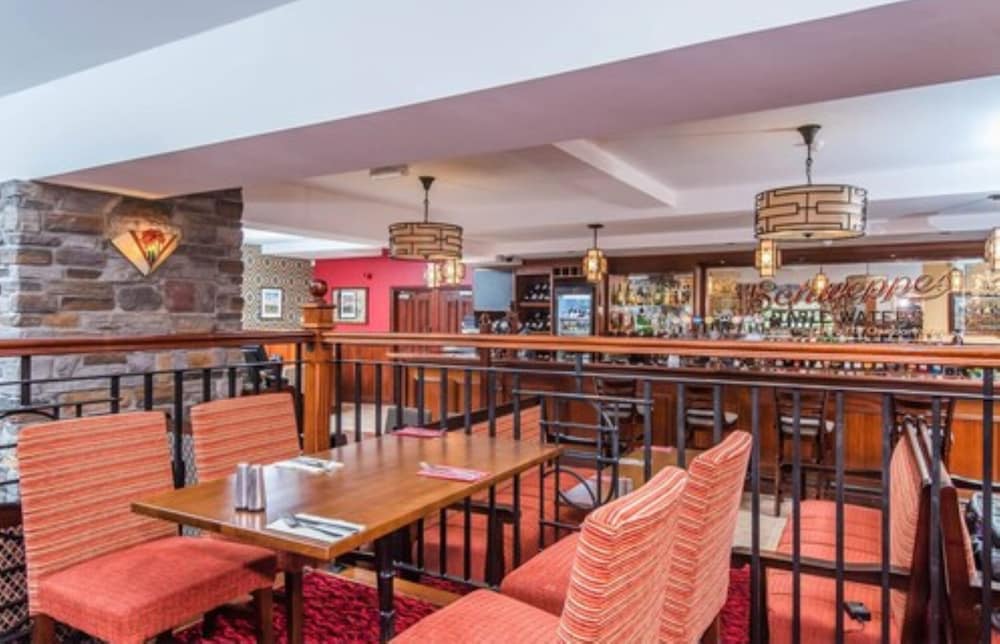 Corr's Corner Hotel 36/42