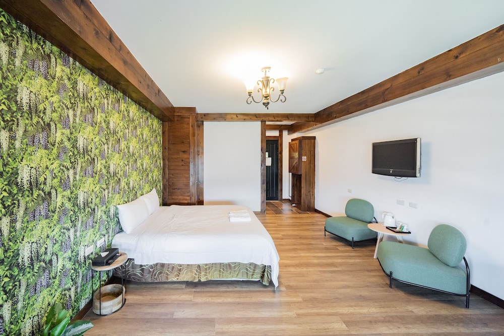 DELUXE, QUEEN BED