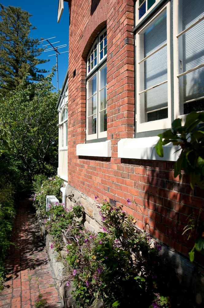 Lowena Cafe and Accommodation 35/41