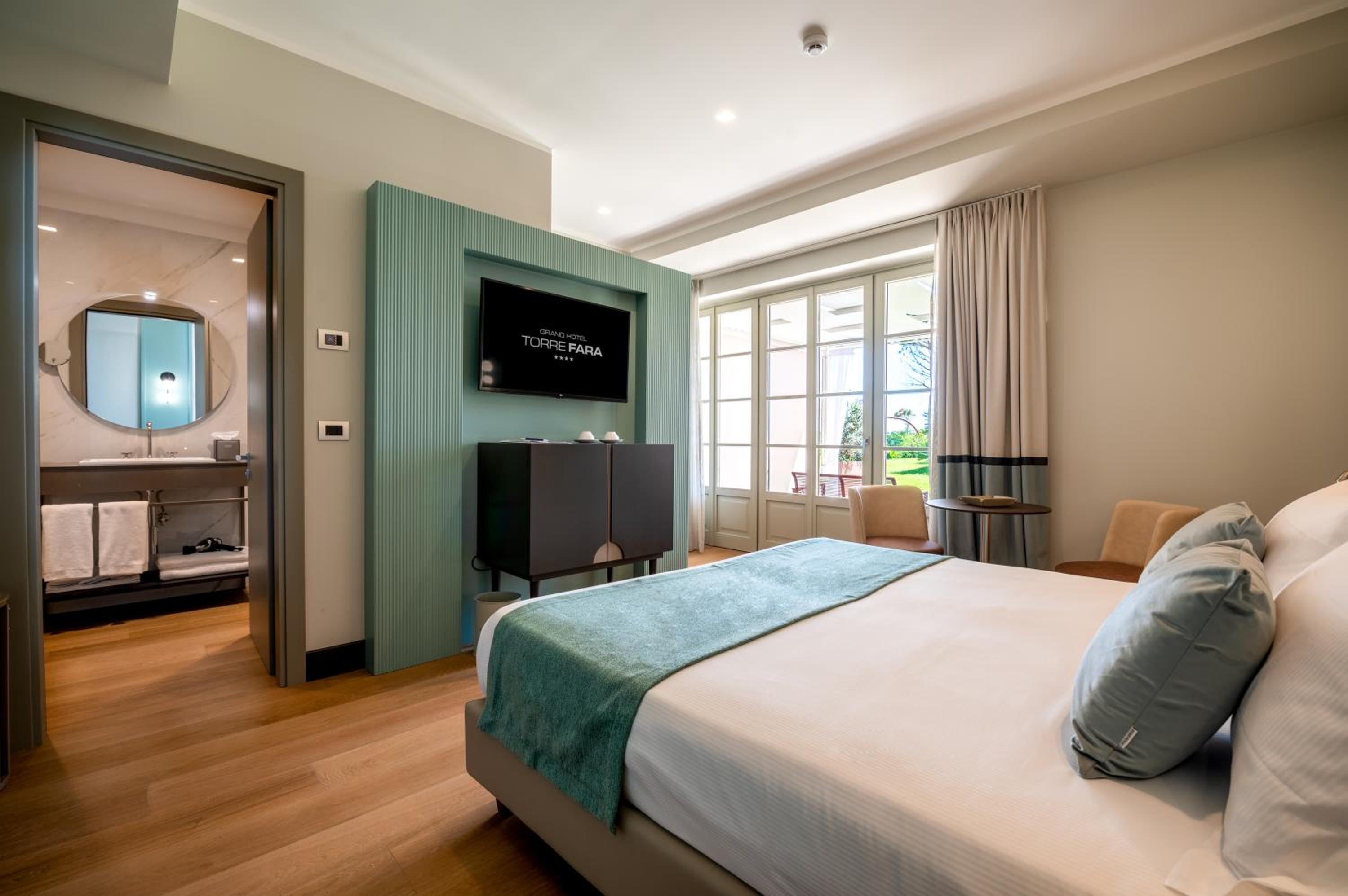 Deluxe, Double Bed, Lateral Side Sea View, Patio