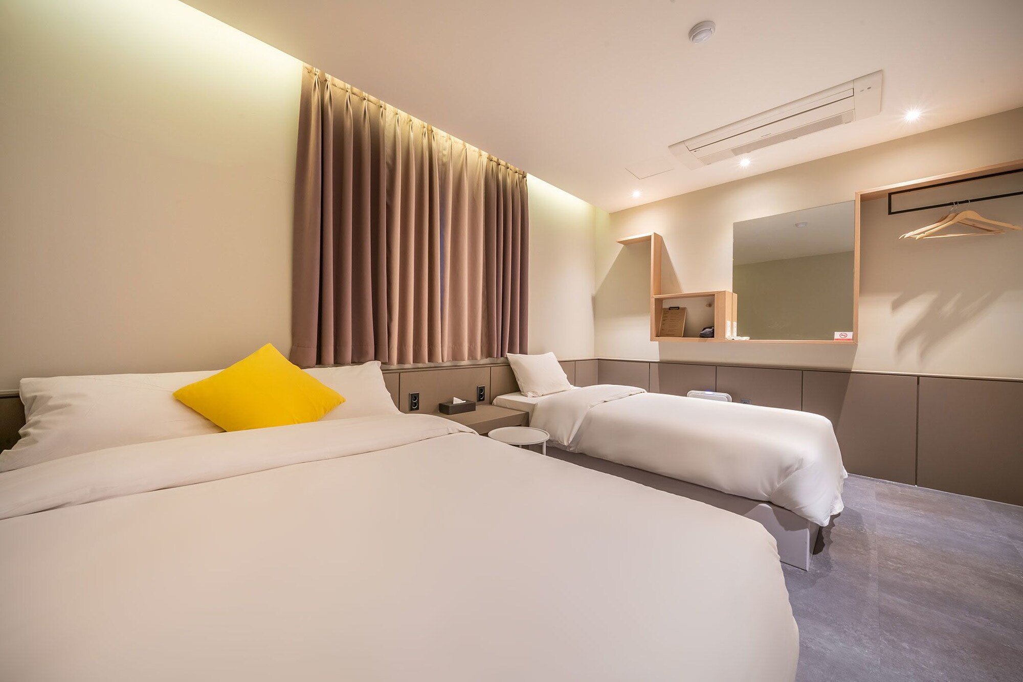 DELUXE, TWIN BEDS