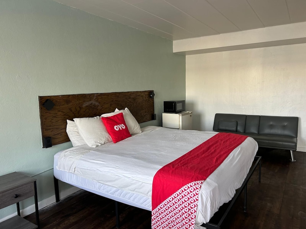 غرفة بسرير كينج مع أريكة، OYO Hotel Downtown Peoria I-74 5/10