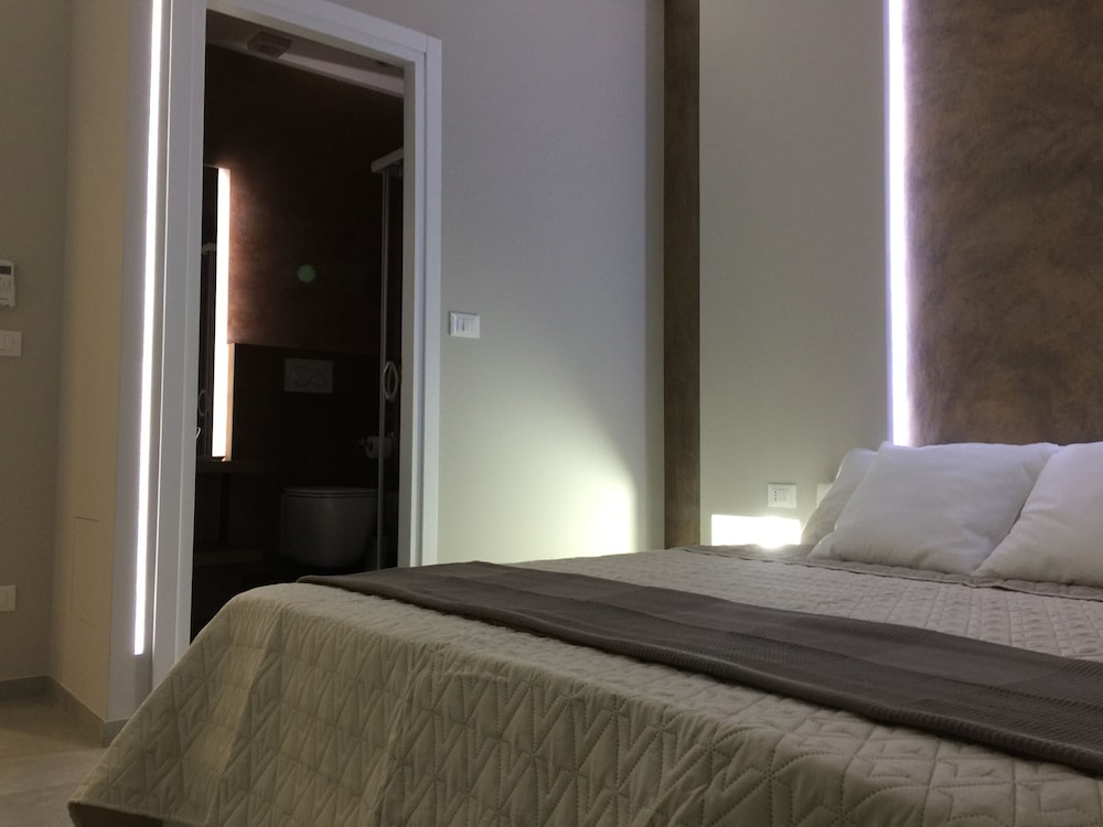 Turin Central Rooms 3/18