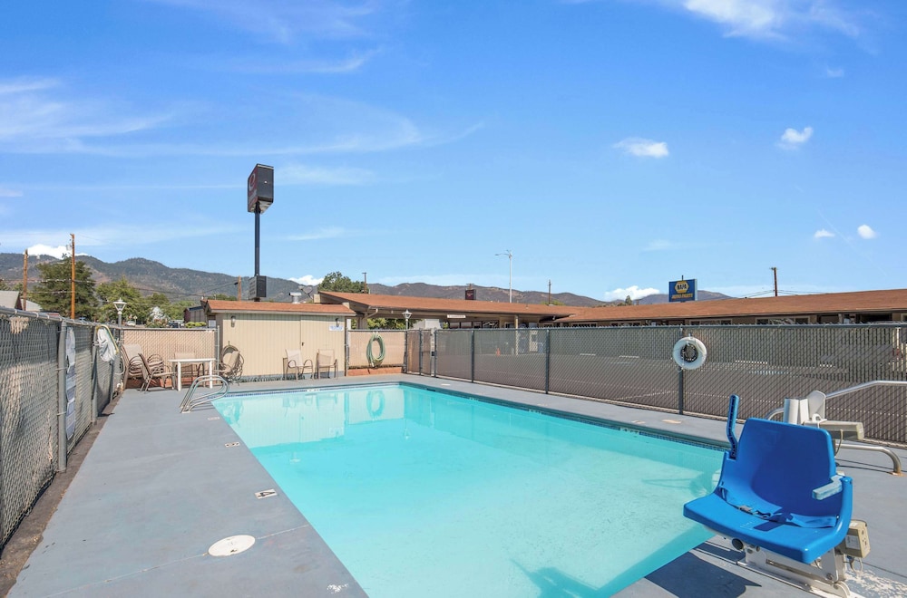Econo Lodge Inn & Suites Yreka, CA 45/50