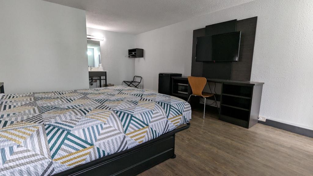 1 Queen Bed - ADA/RI Shower/Micfridge