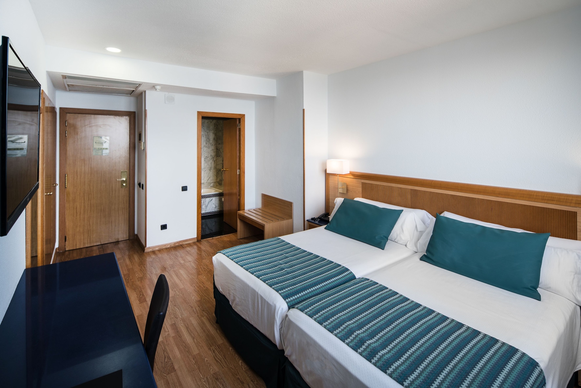 ROOM, DOUBLE BED