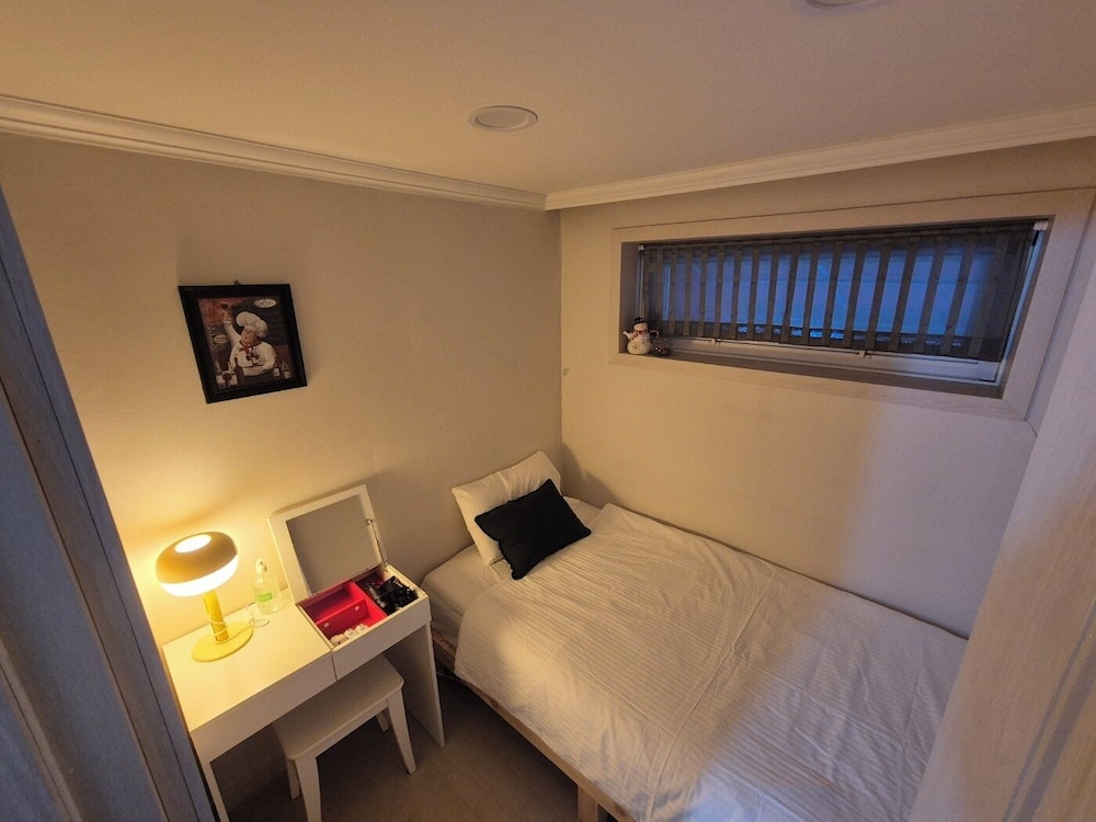 PRIVATE, 2 ROOMS, HOUSE, SIDE BATHTUB