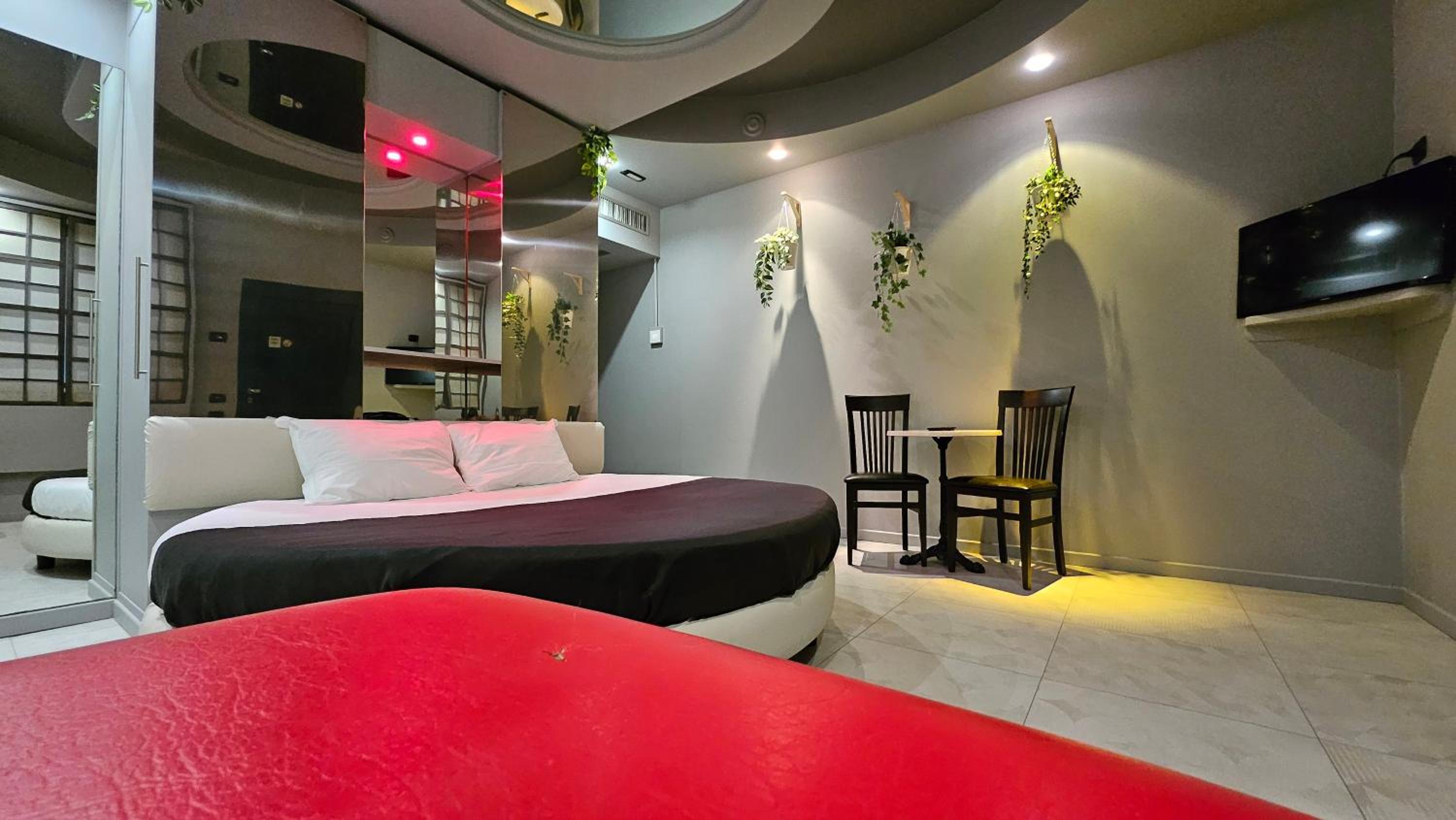 Silk Motel 4/10