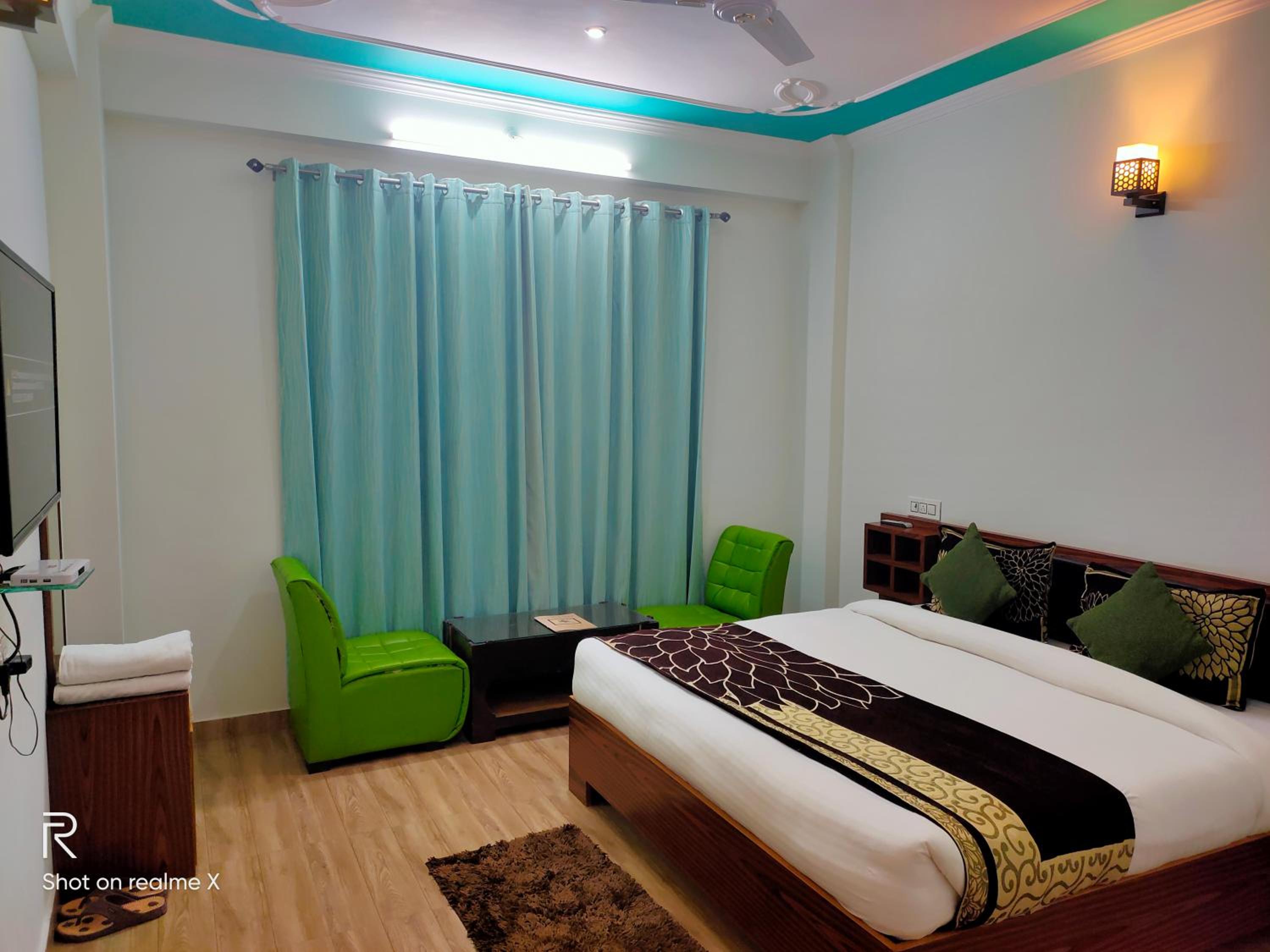 Oyo 23527 Sarla Regency 18/38