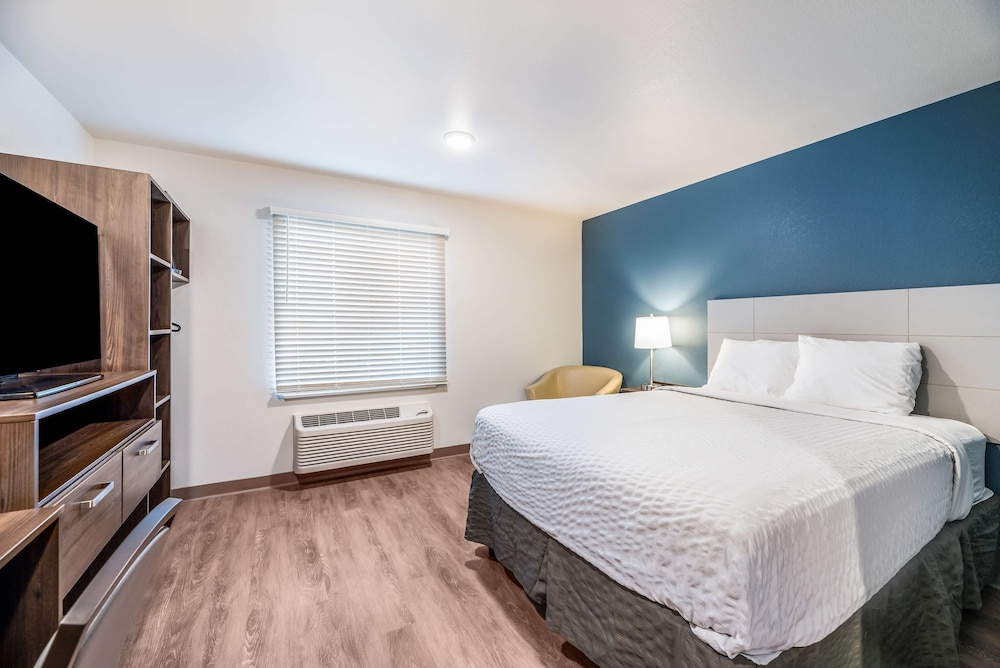 STUDIO, QUEEN BED