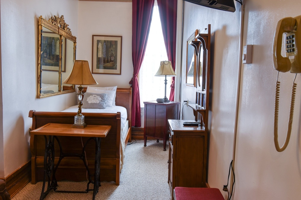 Delaware Hotel 8/49