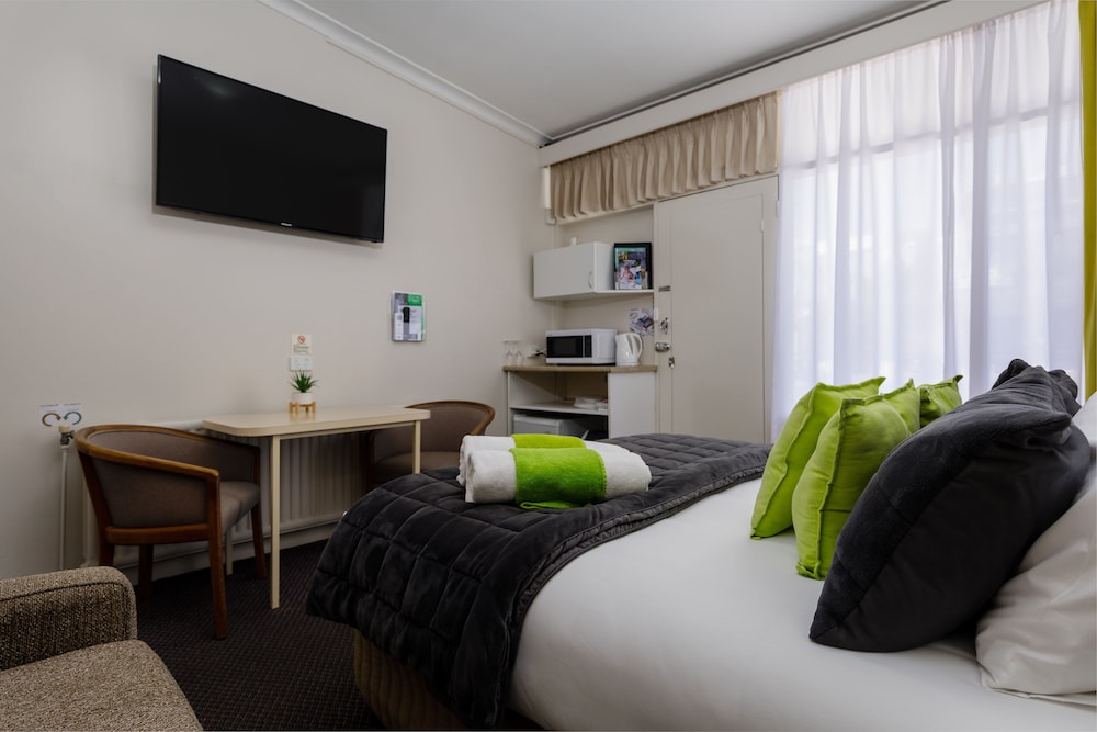 Oval Motel 24/42