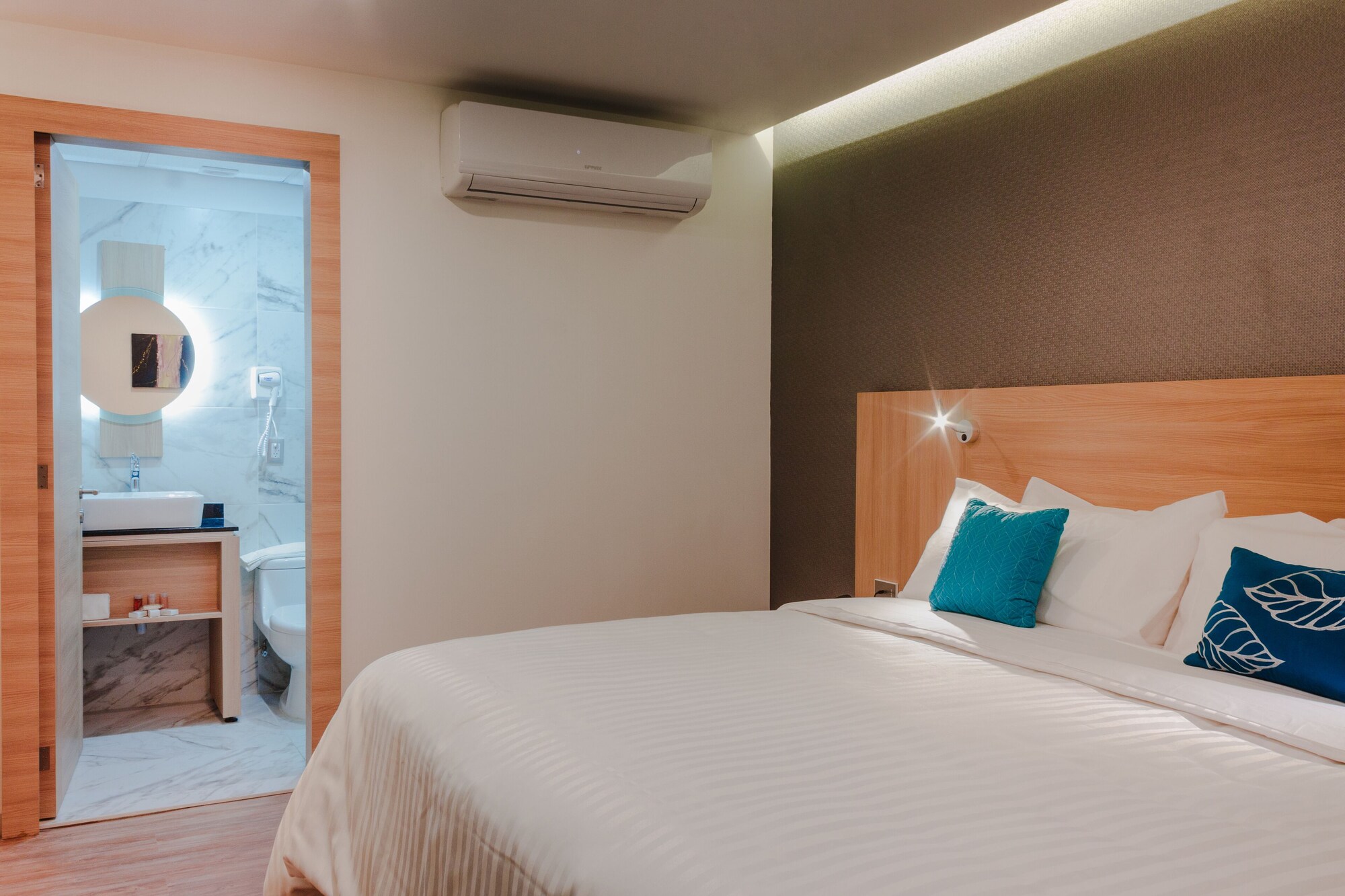 ROOM, KING BED